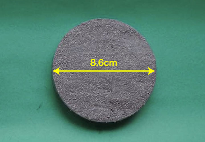 直径8.6cm、厚さ1.2cm